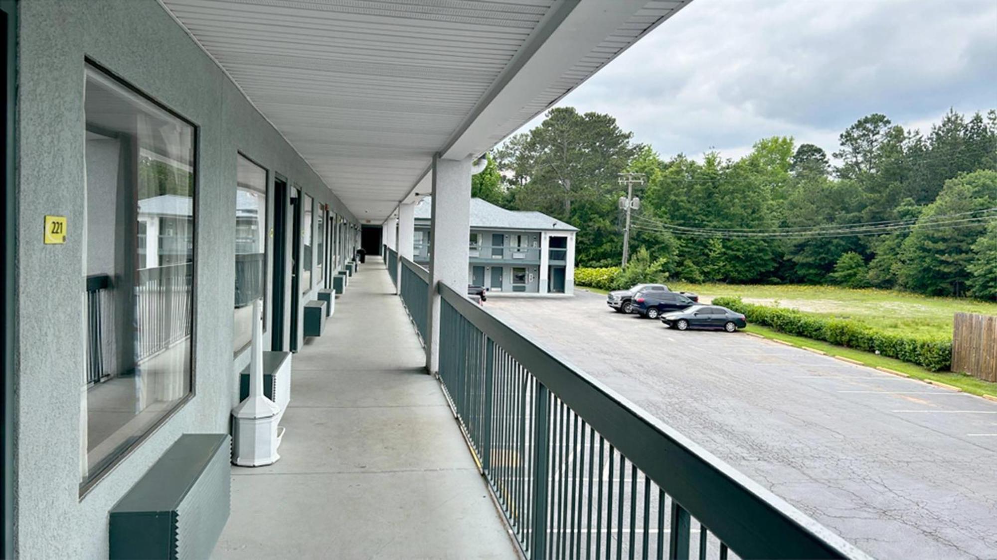 Econo Lodge *